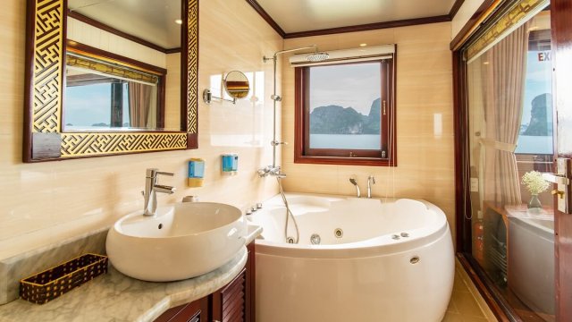 Swan Cruise Suite Bathroom