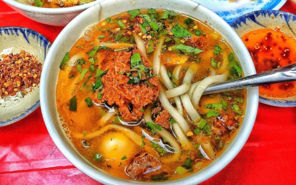 Top 10 Da Nang local foods hard to resist - Vietnamese thick noodle soup