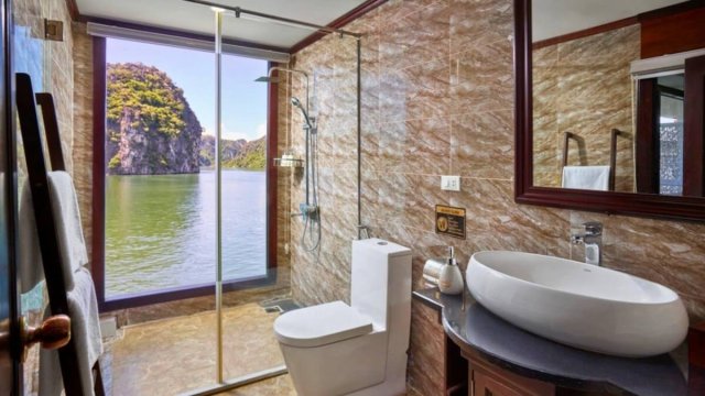 Verdure Lotus Cruise Deluxe Room Bathroom