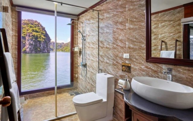 Verdure Lotus Cruise Deluxe Room Bathroom