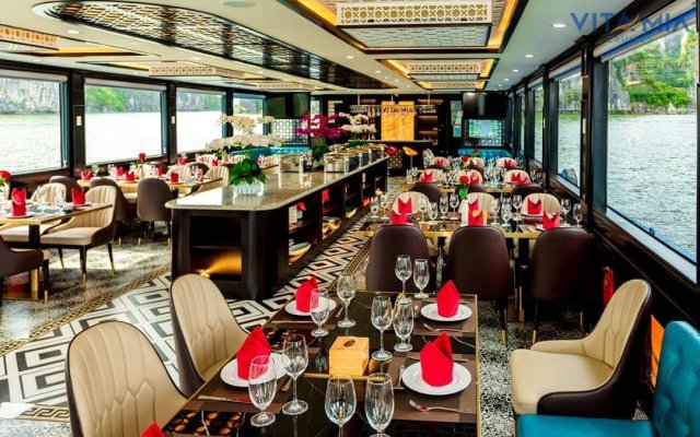 Vita Mia Luxury Cruise Dining Room