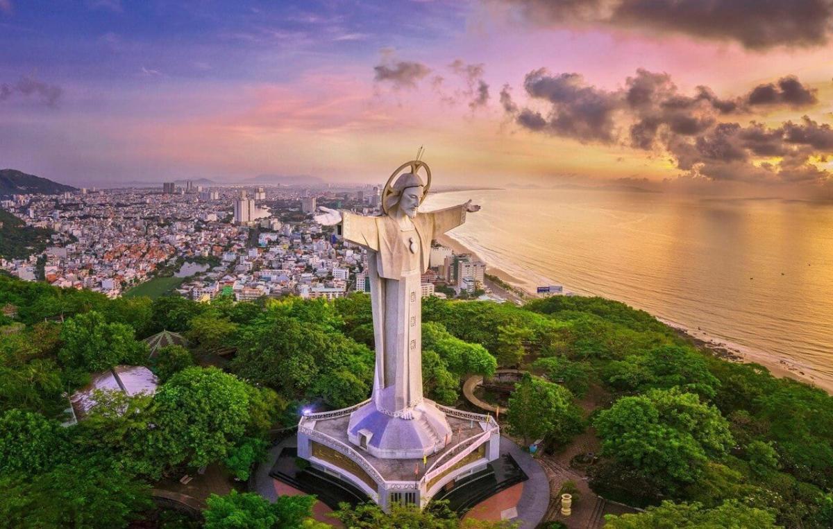 Vung Tau Attractions: Christ the King Statue on the Small Moutain