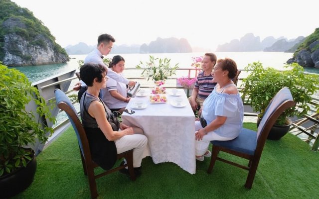 Wonderbay Halong Cruise Dinette on boat