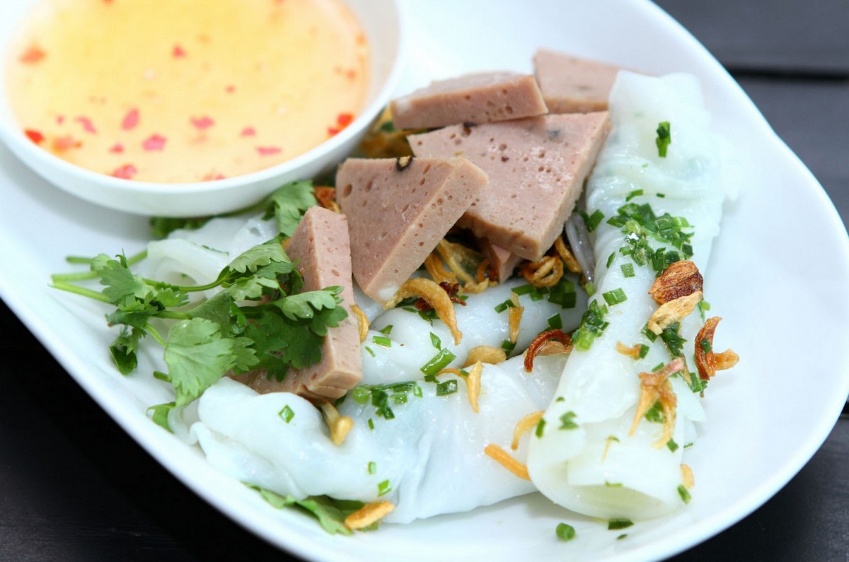 Local foods in Nha Trang: Dien Khanh Wet Cake (Banh uot Dien Khanh)