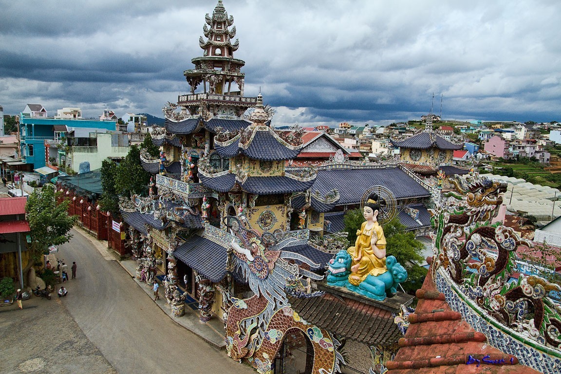 Top 10 beautiful places in Da Lat - Linh Phuoc Pagoda