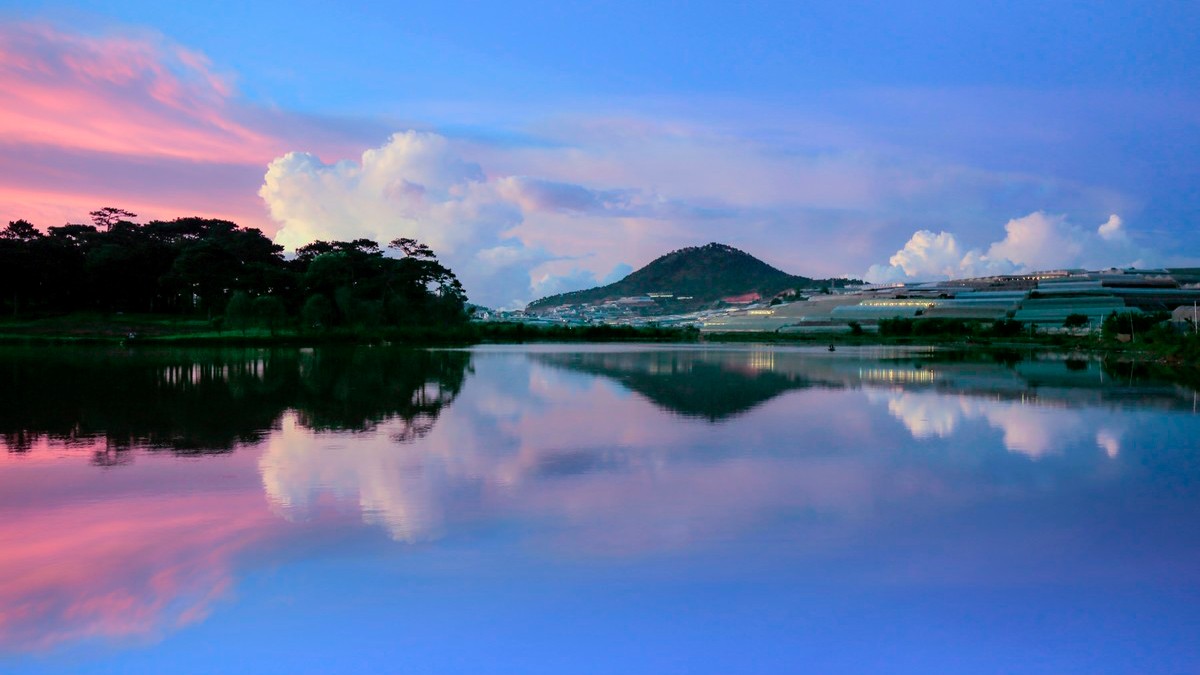 Top 10 beautiful places in Da Lat - Than Tho Lake Lake of Sighs