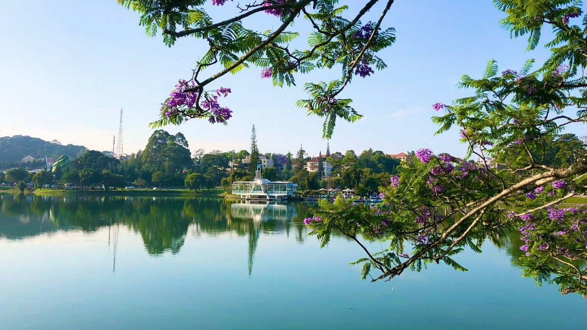Top 10 beautiful places in Da Lat - Xuan Huong Lake