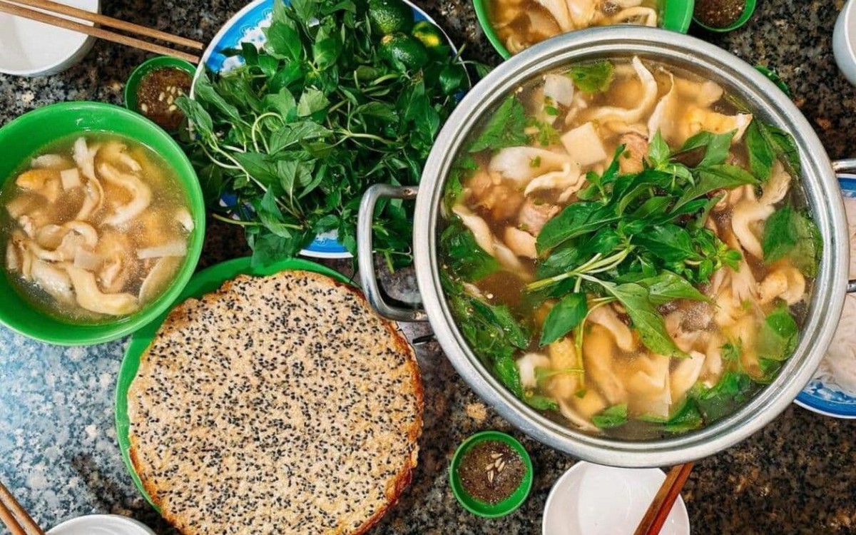 Top 10 best dishes you should not miss in Da Lat - Chicken Hot Pot with Lemon Basil Leaves