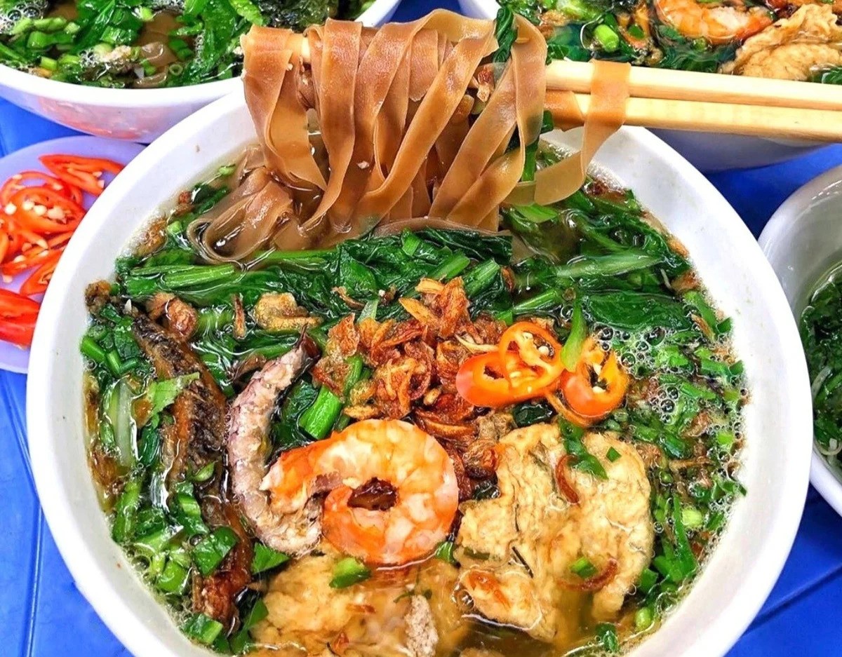 Local Dishes in Hai Phong: Banh Da Cua (Red Rice Noodles With Crab)