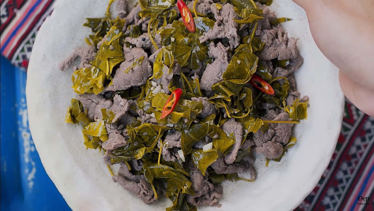 What to eat in Mai Chau: Buffalo Meat With Creeping Smartweed Leaves