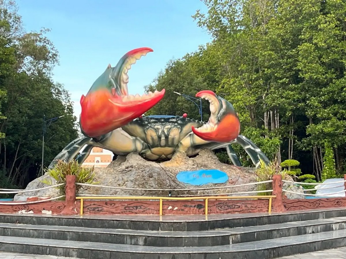 Where to go in Ca Mau Cape: Ca Mau Crab Sculpture