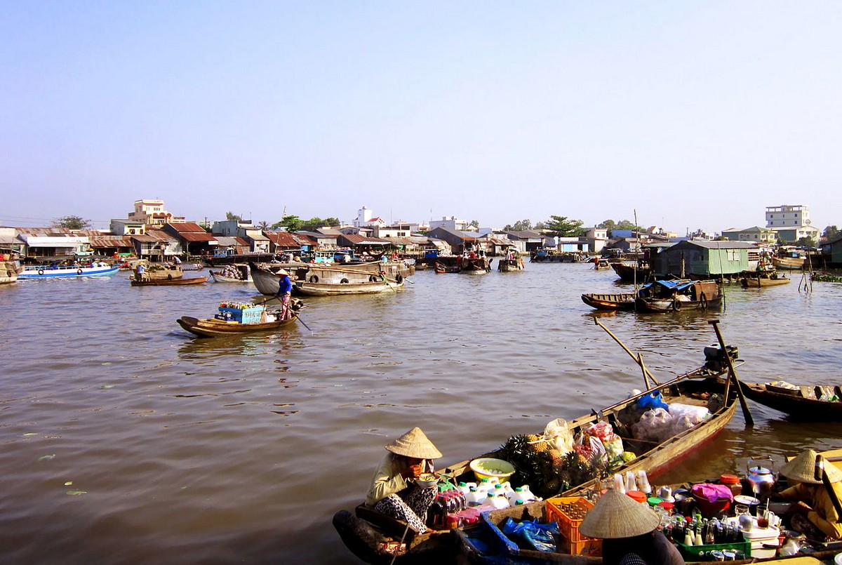 Cai Rang Floating Market is a wonderful place to visit