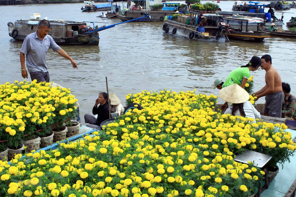 The boat selling flowers in Cai Rang Floating Market