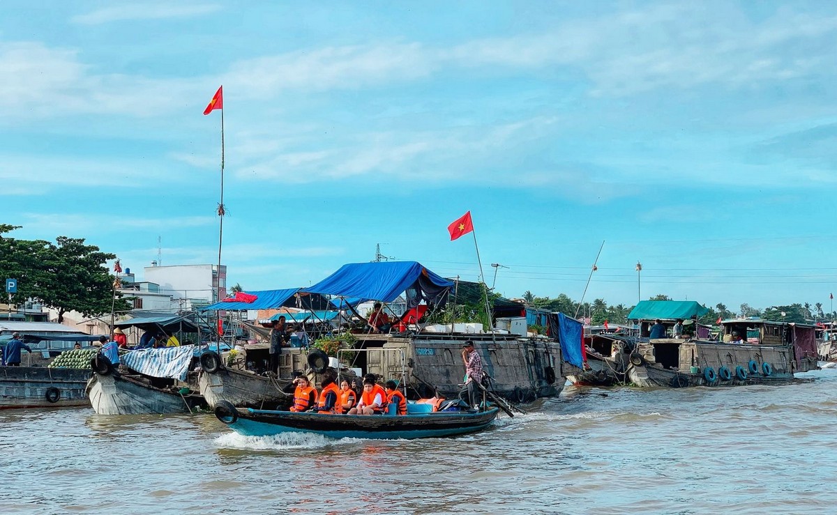 Visitors going on a tour to the Cai Rang floating market