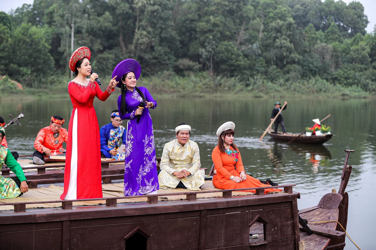 The weekly performances of Southern Vietnamese folk music “Don Ca Tai Tu” in Cai Rang floating market