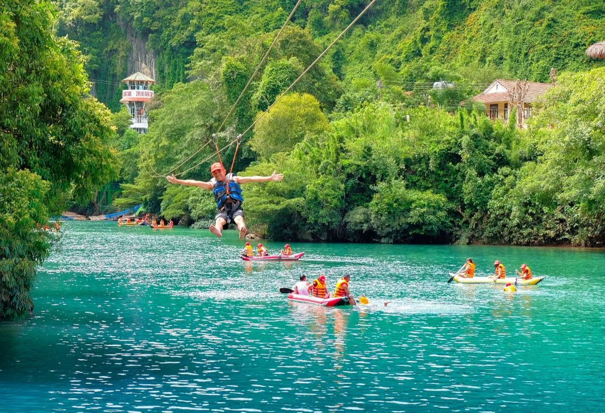 Destinations in Quang Binh: Chay River Dark Cave