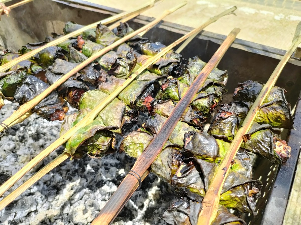 What to eat in Mai Chau: Grilled Meat Roll In Pomelo Leaf