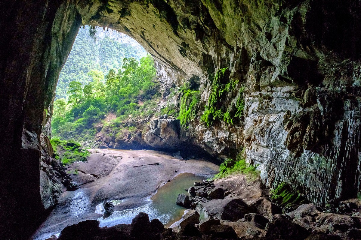 Destinations in Quang Binh: Hang En Cave