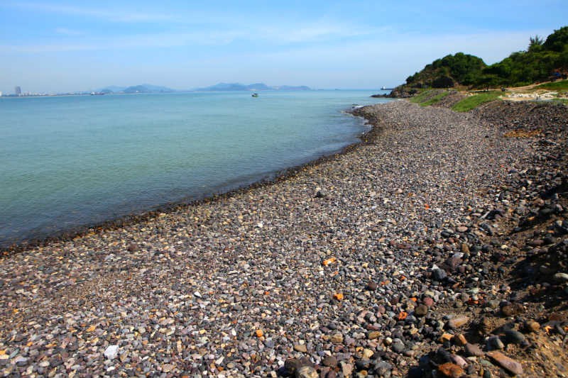 Tourist Destinations in Cua Lo: The beautiful pebble beach in Hon Ngu Islands