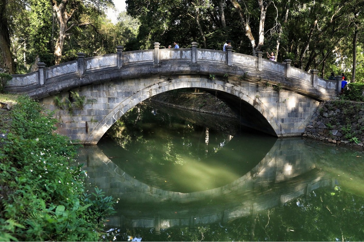 Lam Kinh: White Bridge