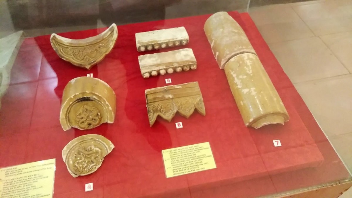 Lam Kinh: The exhibition house contains well-preserved artifacts from the Le dynasty