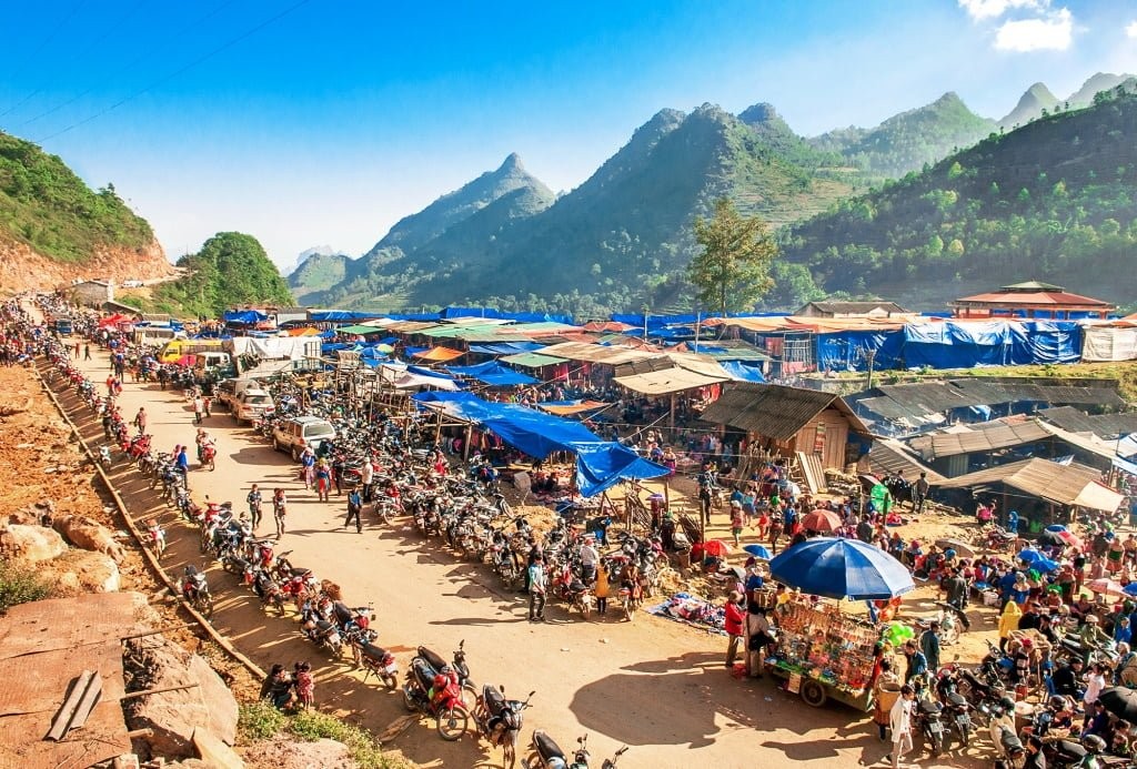 Tourist Attractions in Moc Chau: Lao Market At Long Sap Border Gate