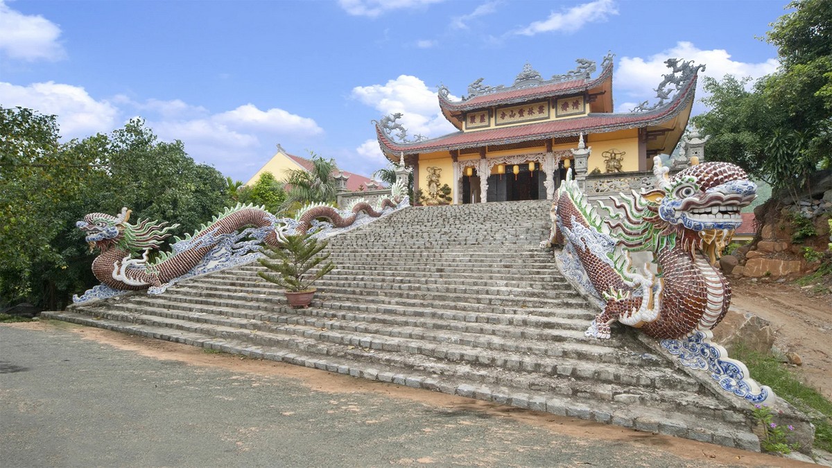 Tourist Destinations in Cua Lo: Lo Son Pagoda
