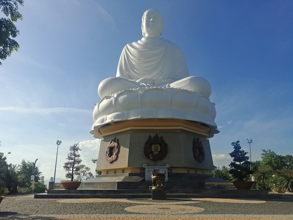 Long Son Temple Nha Trang: The white Gautama Buddha statue