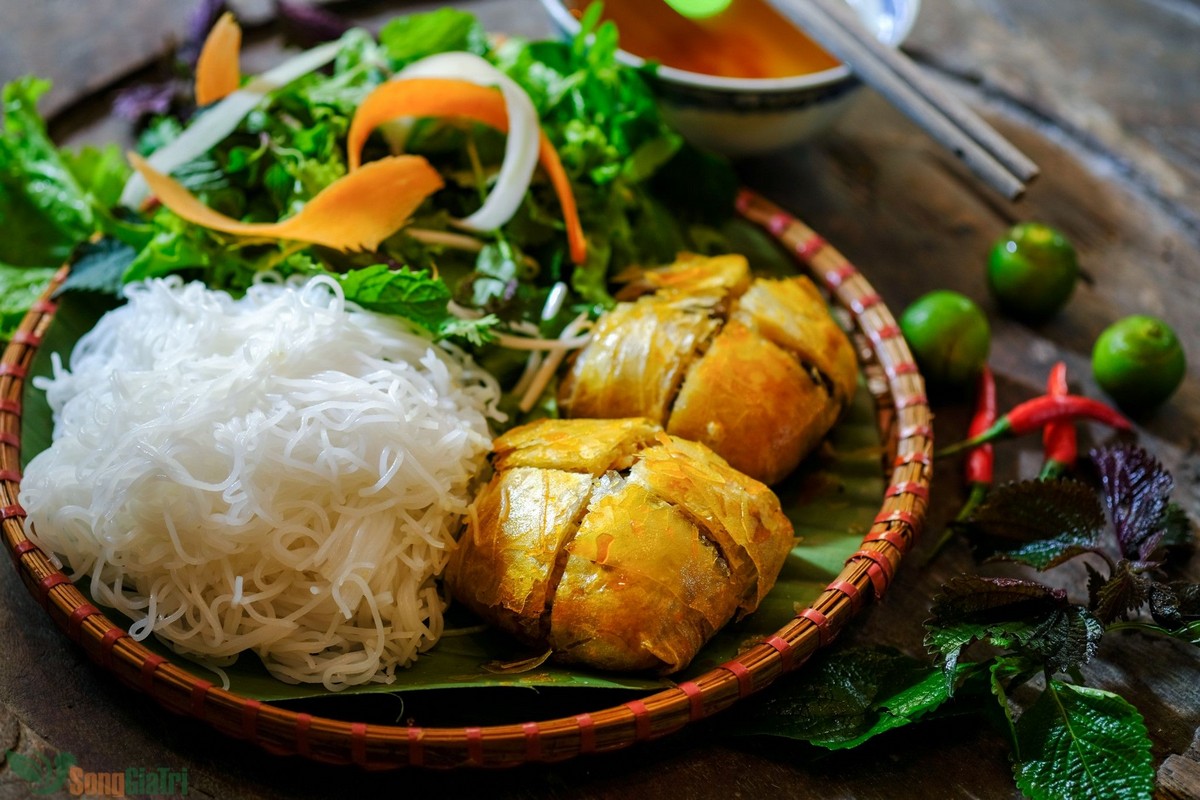 Local Dishes in Hai Phong: Nem Cua Be (Crab Spring Rolls)