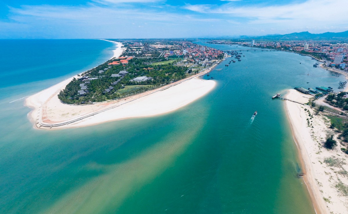 Destinations in Quang Binh: Nhat Le Beach