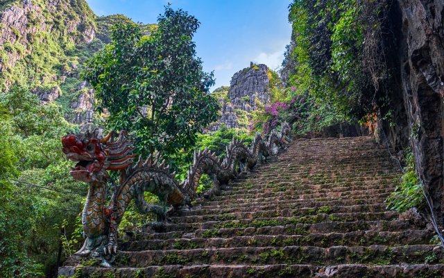 Ninh Binh Day Trip - Trang An, Bai Dinh, and Mua Cave