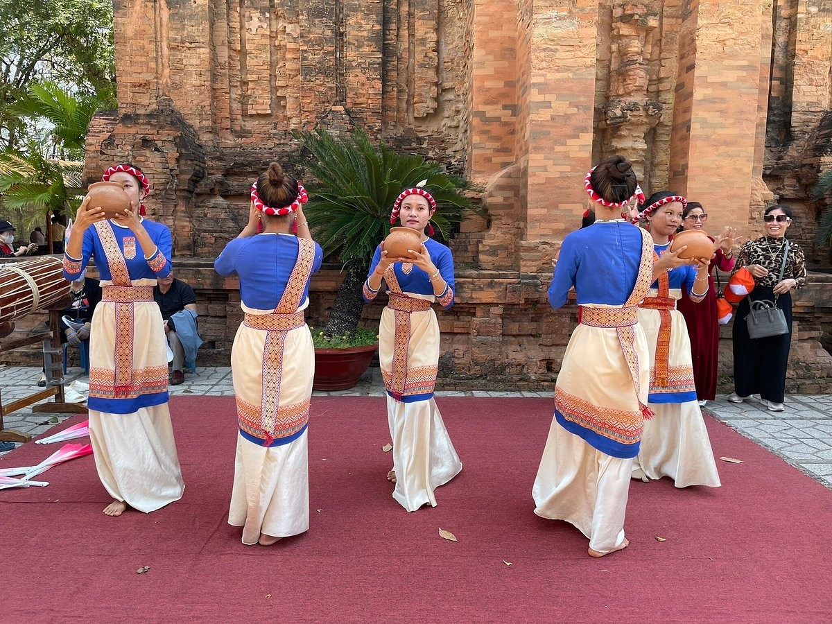 Po Nagar Cham Temples: Cham dance performances in the festival