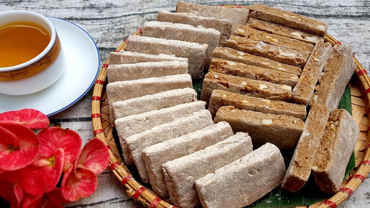 Specialties of Thanh Hoa: Che Lam (Sticky Rice Ginger Peanut Bars)