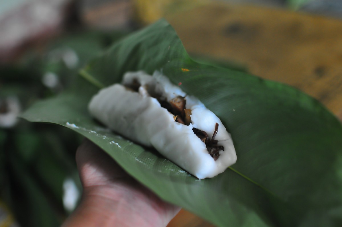Specialties of Thanh Hoa: Banh Rang Bua (Rice Cake Filled with Brown Onion)