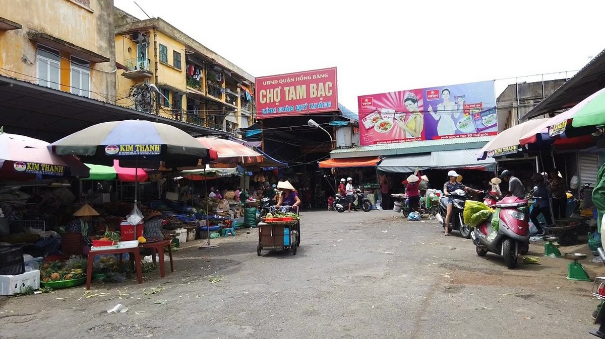 Places to Go in Hai Phong: Tam Bac Market (Do Market)