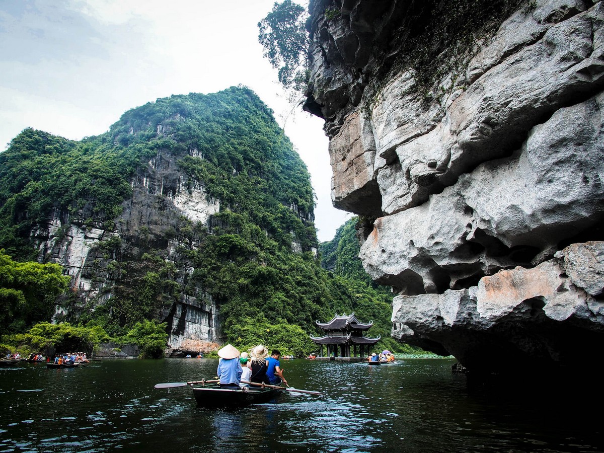 A boat trip is a good way to admire the beauty of the area that anyone visiting Ninh Binh should try