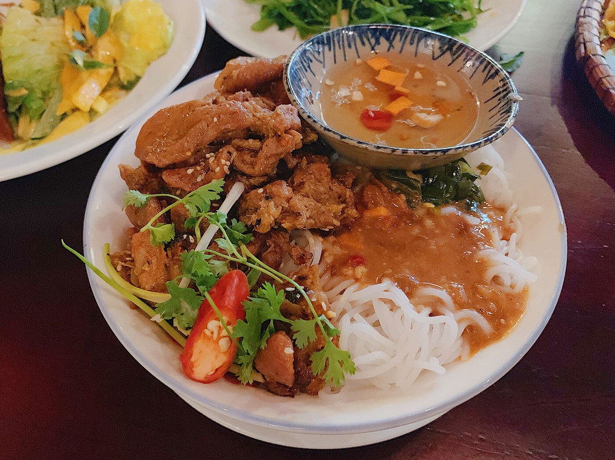 Best Local Food in Hoi An - Bun Thit Nuong (Grilled Pork over Vermicelli)