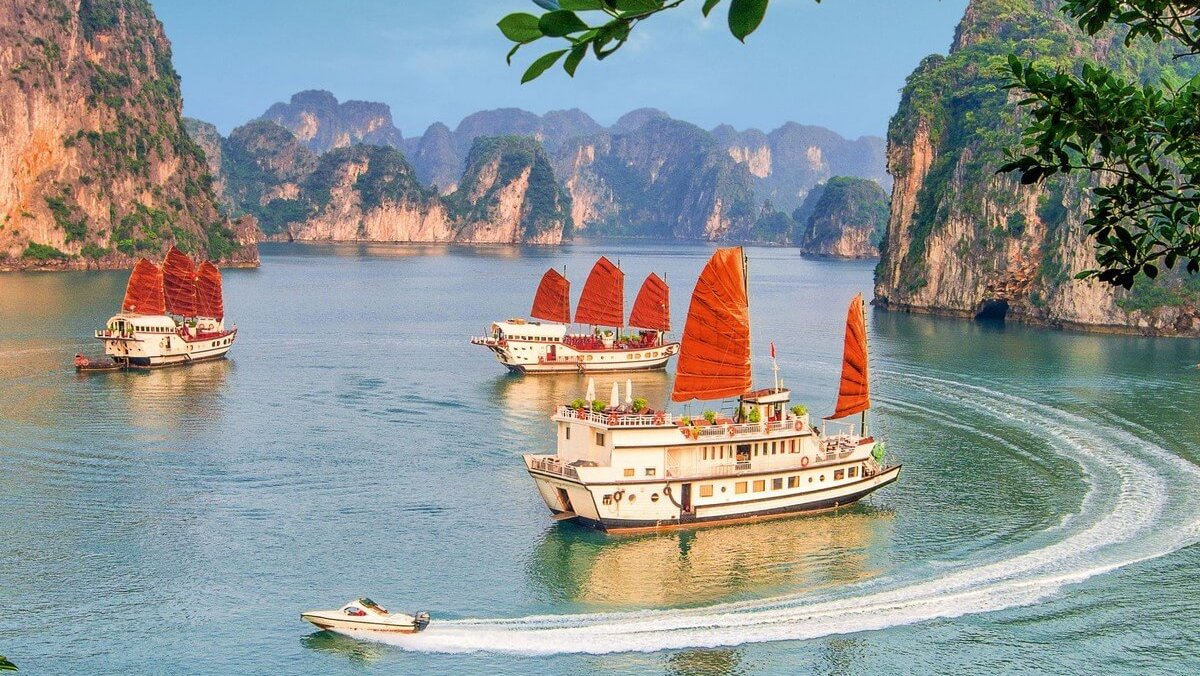 Cruise experiences is truly worth trying when visiting Halong Bay