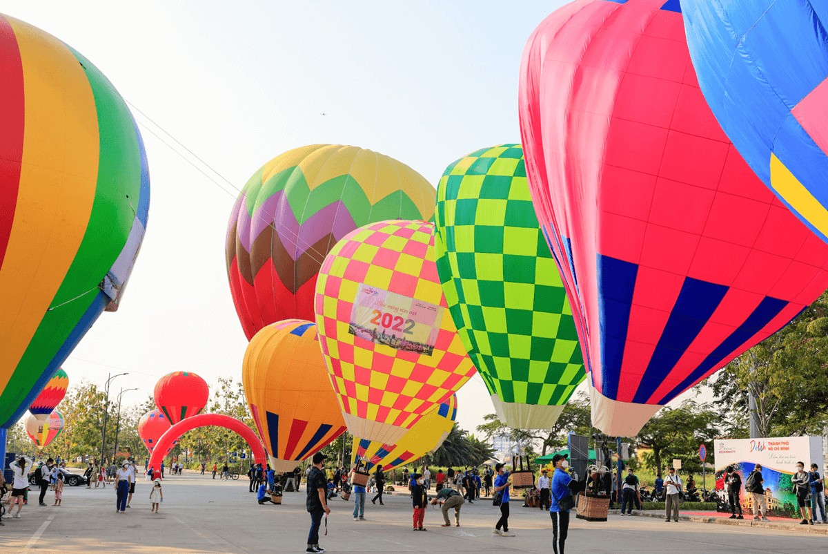 Cua Lo Travel Guide: Best Things to Do - Balloon Flying Festival
