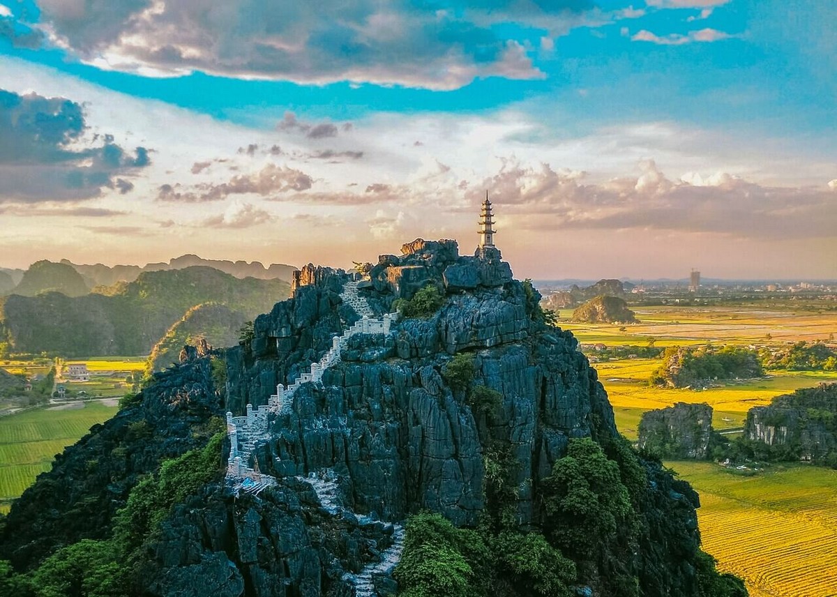 Every tourist to Ninh Binh will be amazed by its majestic nature