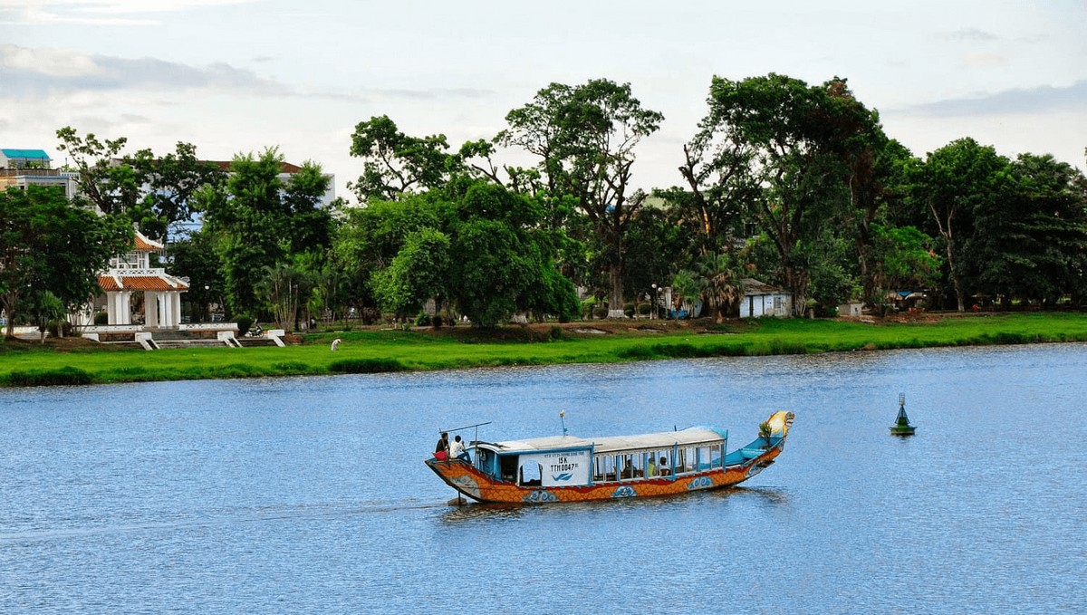 Hue Travel Guide: Best Things to Do - Taking a boat trip along the Perfume River