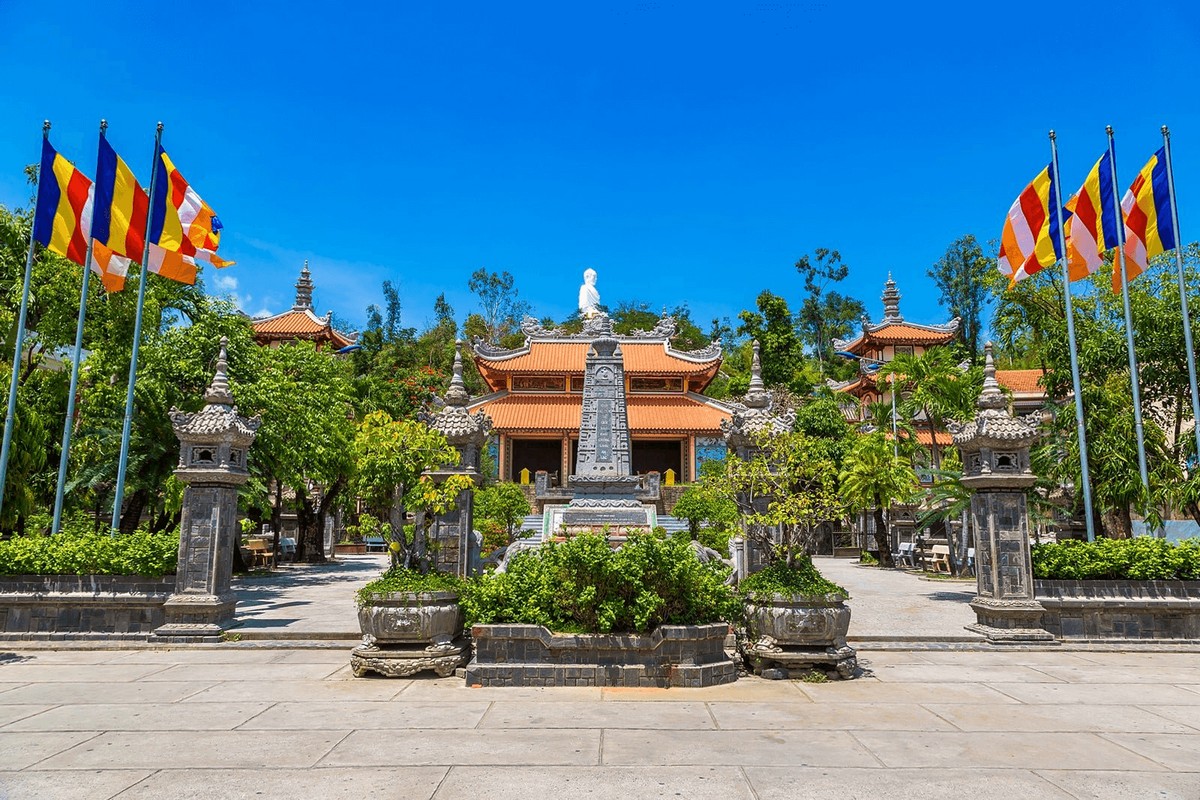 Long Son Pagoda - The most famous temple in Nha Trang City