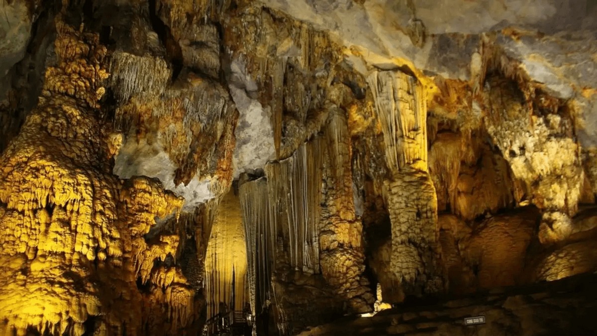 Moc Chau Travel Guide: Top Tourist Attractions - Bat Cave