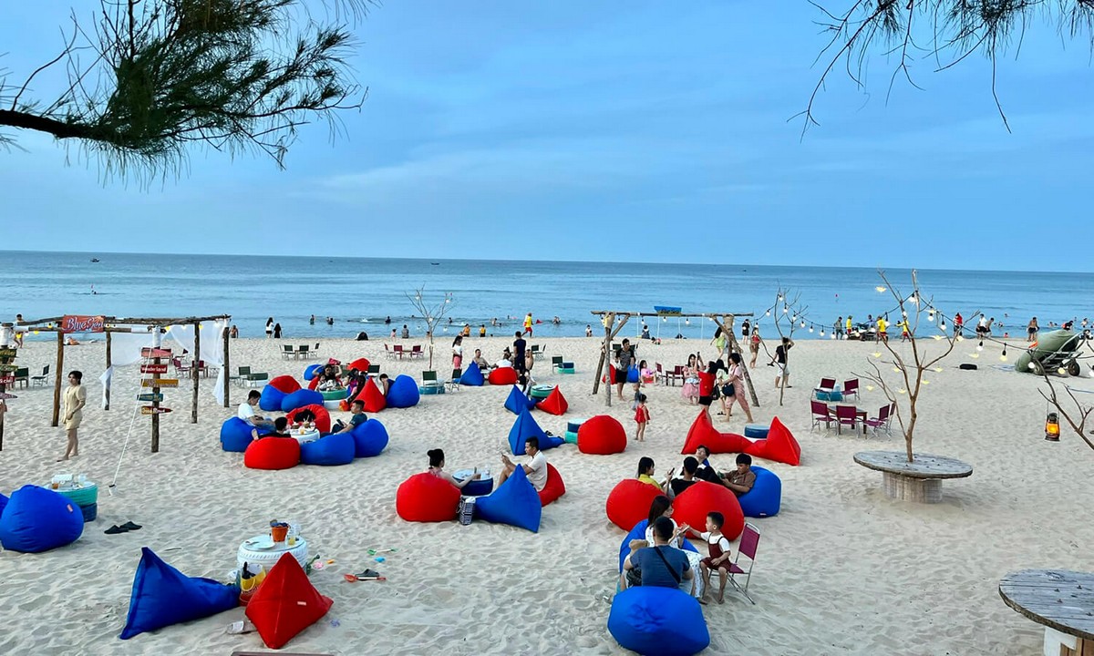 Quang Binh Travel Guide: Must-Visit Destinations - Nhat Le Beach