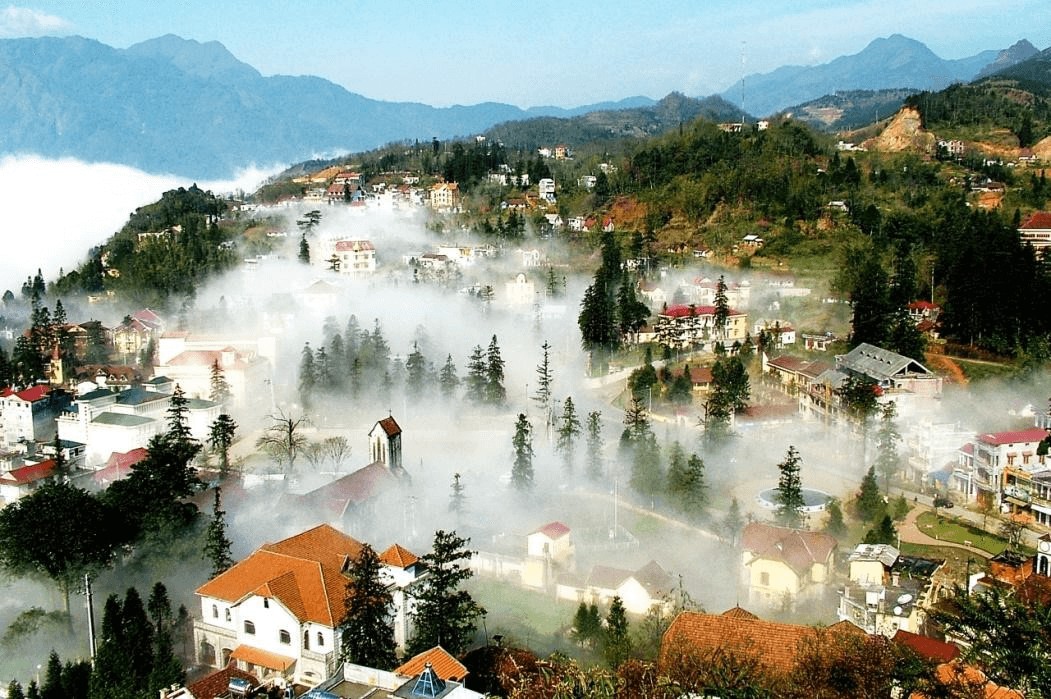 The enchating scenery of Sapa Town coverd in fog