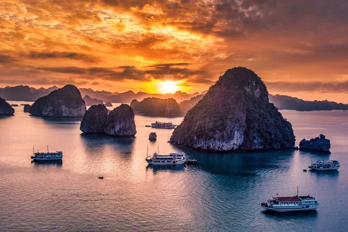 The spectacular sunset in Ha Long Bay