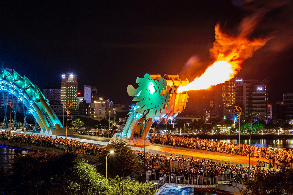 Da Nang Travel Guide: The thrilling fire-breathing dragon show at Dragon Bridge (Da Nang)