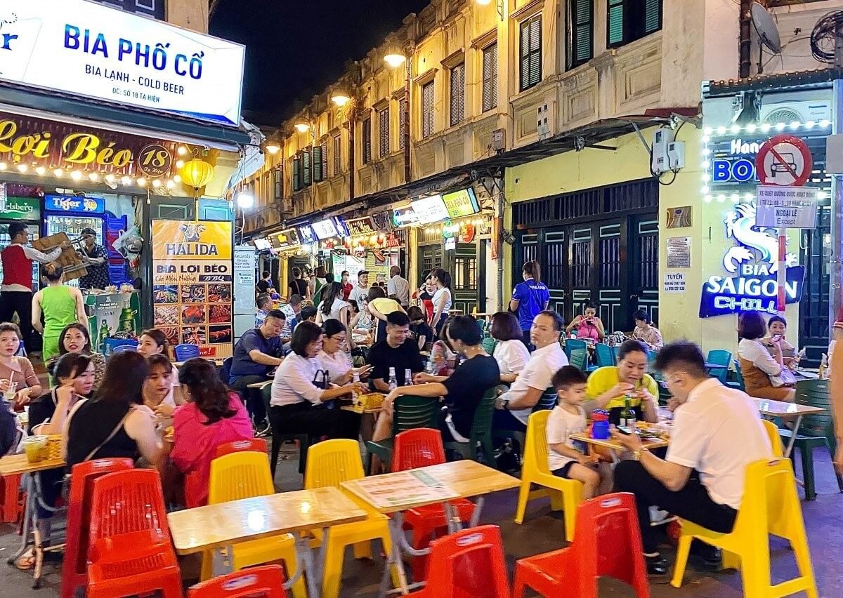 Hanoi Travel Guide: Things to Do in Hanoi - Drink draft beer on the street