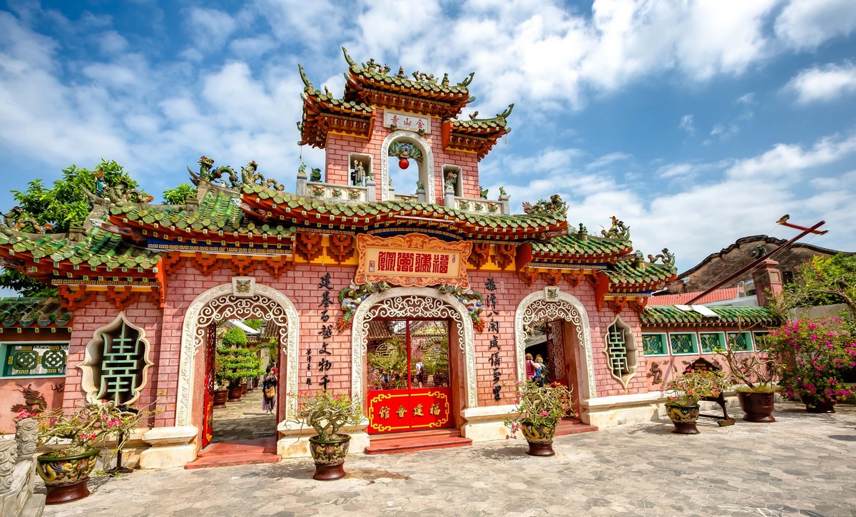 Tourist Attractions in Hoi An - Fujian Assembly Hall is a captivating Chinese architectural gem in Hoi An