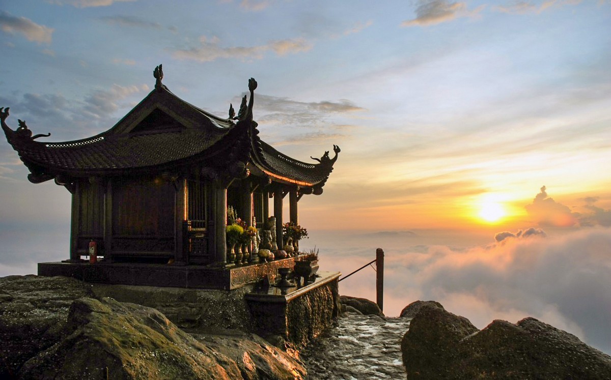 Yen Tu bronze pagoda - A must-visit destination near Ha Long Bay
